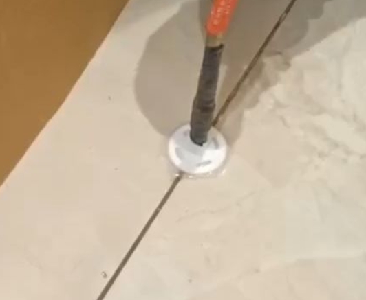 平度瓷砖空鼓维修公司专业解答瓷砖在铺贴过程中，如果没有涂抹均匀到位的粘结材料（如水泥砂浆或瓷砖胶），可能会导致以下问题