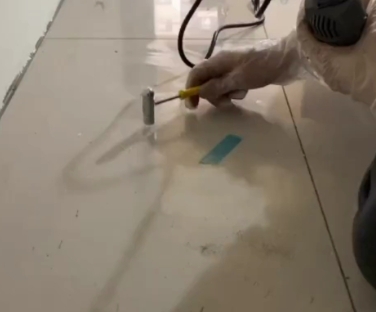 平度瓷砖开裂维修公司专业分享瓷砖在铺贴前如果没有沥干水分，将会导致以下问题