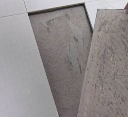 平度瓷砖空鼓维修公司分享瓷砖铺贴时如果打浆（即涂抹在瓷砖背面和基层上的砂浆或瓷砖胶）过少，会带来以下问题